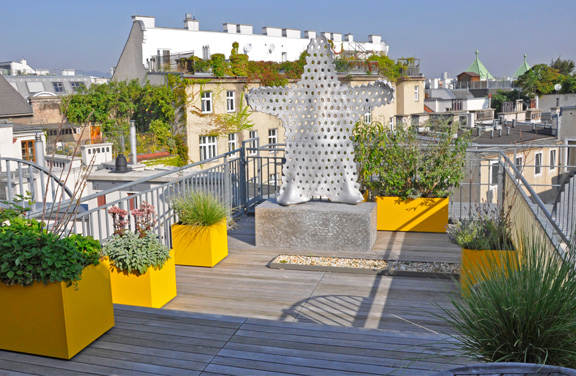 Dachterrasse mit Bepflanzung und Skulptur